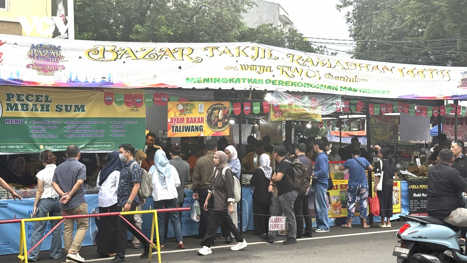 Khám phá chợ ẩm thực cho bữa ăn “xả chay” trong tháng lễ Ramadan tại Indonesia